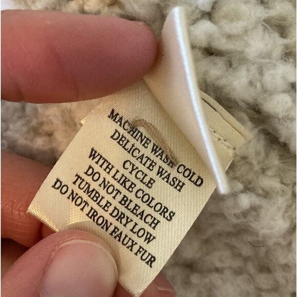 Dylan Sleeveless Faux Fur Vest Size Medium Women’s Beige - Picture 4 of 7